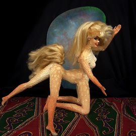 Storia, a centauroid news-comedian, onstage in Port Blue, east Kera, an isolated continent on Kakalea, a model of a rather dry world. Click to enlarge