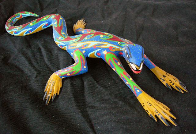 Lizard sculpture by Oscar Carillo Arrazoca. Click to enlarge.
